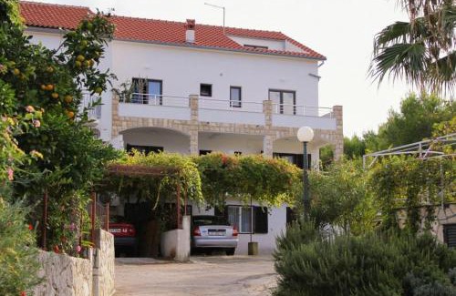 Island Hvar Apartment | Guest Rated 10/10: Pet & Child Friendly Apartment Jelsa