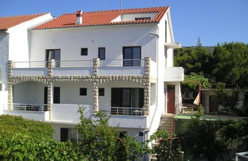 Island Hvar Apartment | Guest Rated 10/10: Pet & Child Friendly Apartment Jelsa