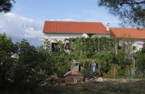 Island Hvar Apartment | Guest Rated 10/10: Pet & Child Friendly Apartment Jelsa
