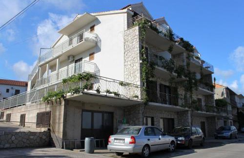 Island Hvar Apartment | Child-Friendly Escape at Apartment Jelsa 8765f – Rated 9.8