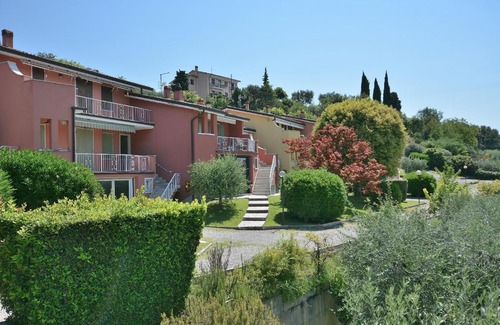 Cavaion Veronese Apartment | Relaxing Apartment Joan Mirò with Pool and Pet-Friendly Perks