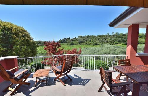 Cavaion Veronese Apartment | Relaxing Apartment Joan Mirò with Pool and Pet-Friendly Perks
