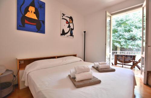 Cavaion Veronese Apartment | Relaxing Apartment Joan Mirò with Pool and Pet-Friendly Perks
