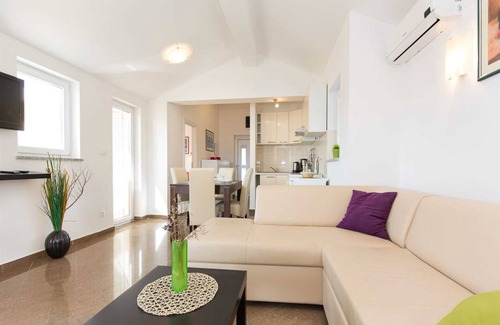 Cizici Apartment | Seaview Retreat: Family-Friendly Apartment Josip 2