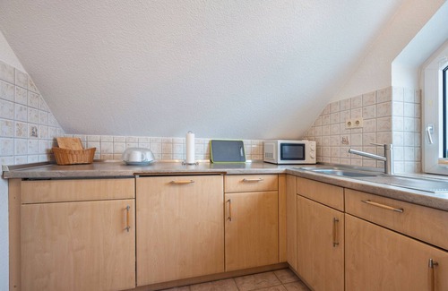 Loehne Apartment | Apartment 'Kastanie' with Balcony, Wi-Fi and Air Conditioning