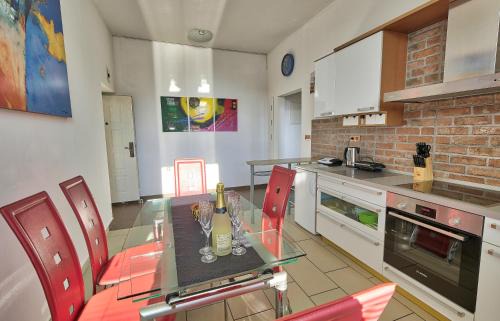 Dobova Apartment | Family-Friendly Apartment Ken steps from Terme Paradiso