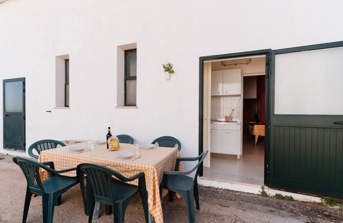 Scorrano Apartment | Apartment 'Kestella' with Shared Terrace, Shared Garden and Air Conditioning