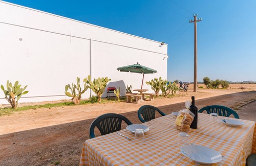 Scorrano Apartment | Apartment 'Kestella' with Shared Terrace, Shared Garden and Air Conditioning
