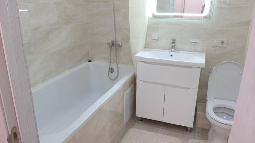 Solomjanskyj Apartment | Cozy Kiev Studio with City View and Hot Tub Amenities