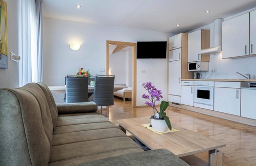 Naz Apartment | Inviting Apartment "Klementhof Nr 6" with Pool & Mountain View