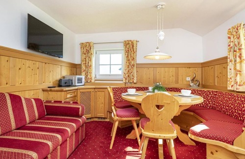 Flachau Bed & Breakfast | Family-Friendly Apartment Klinglhub with Kitchen Amenities