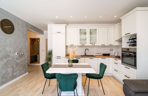Rozat Apartment | Family-Friendly Two Bedroom Apartment Koko with Terrace