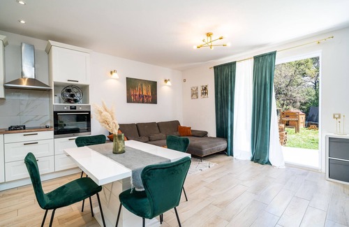 Rozat Apartment | Family-Friendly Two Bedroom Apartment Koko with Terrace