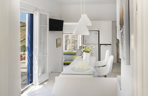 Koundouros Apartment | Oceanfront Apartment with Sea View and Modern Amenities