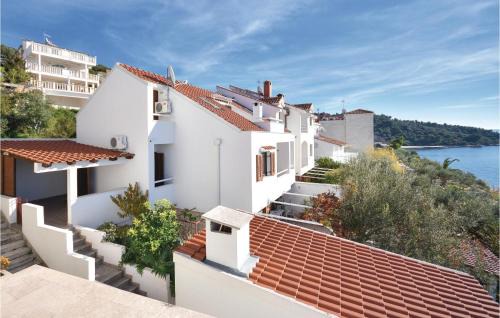 Okrug Donji Apartment | Cozy Apartment in Okrug Donji with Free Wifi & Family-Friendly