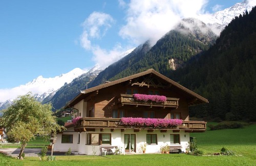 Soelden Apartment | Pet-Friendly Apartment Kraxner with Hot Tub & Breakfast