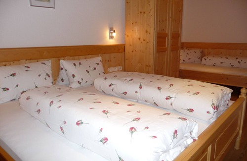 Innervillgraten Apartment | Discover Apartment Kreuzspitze: Family & Pet-Friendly Stay