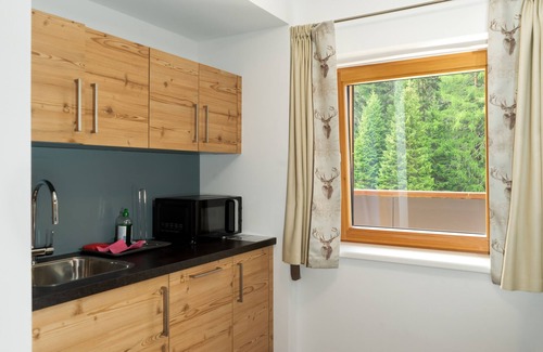 Navis Apartment | Cozy Apartment Kreuzjoch 142 with Kitchen & Breakfast
