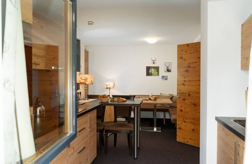 Navis Apartment | Cozy Apartment Kreuzjoch 142 with Kitchen & Breakfast
