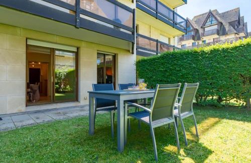 Deauville City Centre Apartment | Family-Friendly Retreat at Apartment La Commanderie
