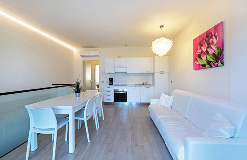Pulciano Apartment | Experience Lake View Bliss at La Lavanda Apartment