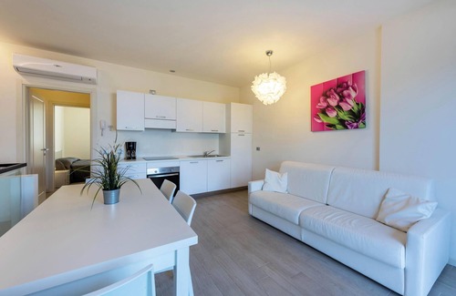 Pulciano Apartment | Experience Lake View Bliss at La Lavanda Apartment