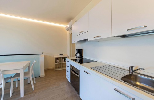 Pulciano Apartment | Experience Lake View Bliss at La Lavanda Apartment