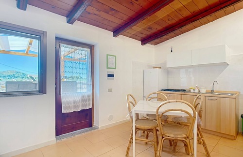 Montincello Apartment | Apartment 'La Mignola - Bilo 2 - Duplicate' with Shared Garden, Wi-Fi and Air Conditioning