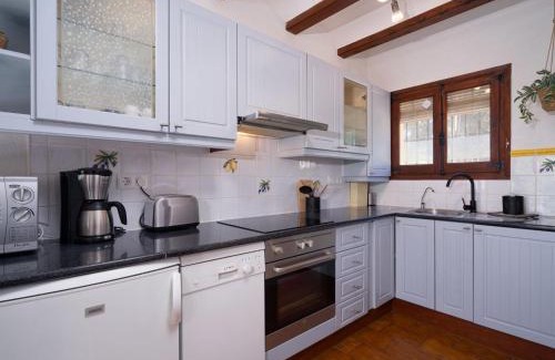 El Tesoro Apartment | Family-Friendly Retreat at Apartment La Pinada with Pool