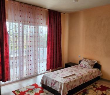 Sandanski House | Cozy Apartment Lachevi: Family-Friendly with Kitchen Access