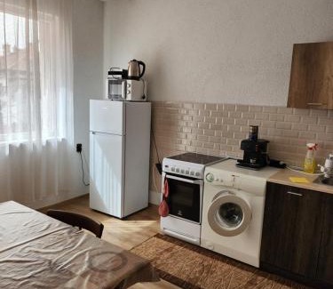 Sandanski House | Cozy Apartment Lachevi: Family-Friendly with Kitchen Access