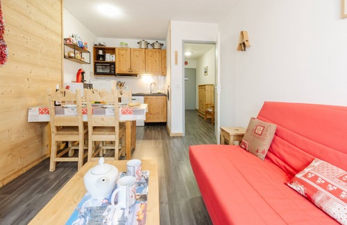 Valfrejus Apartment | Cozy Apartment 'Le Petit Bonheur' with Mountain View & Balcony