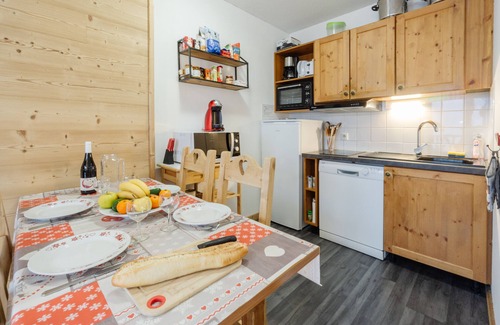 Valfrejus Apartment | Cozy Apartment 'Le Petit Bonheur' with Mountain View & Balcony