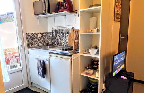 Route d'Arles Apartment | Apartment 'Le Petit Studio De Nîmes' with Shared Terrace, Wi-Fi and Air Conditioning