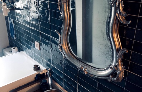 Republique Apartment | Apartment 'Le Refuge Des Mans-raudeurs' with Wi-Fi