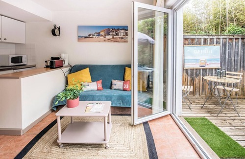 Le Canon Apartment | Beachside Apartment 'Les Canonniers' with Pool & Balcony