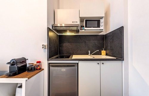 Rive Droite Apartment | Pet-Friendly Apartment 'Les Capucins' with Private Garden