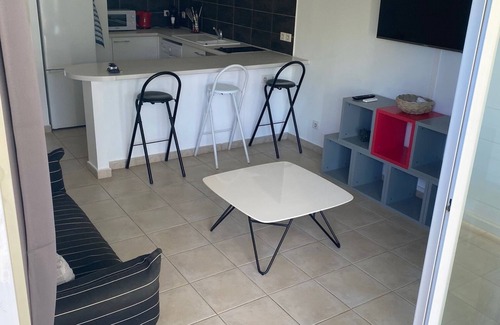 L'Autre-Bord Apartment | Beachfront Apartment Les Pieds Dans L'Eau with Pool Access