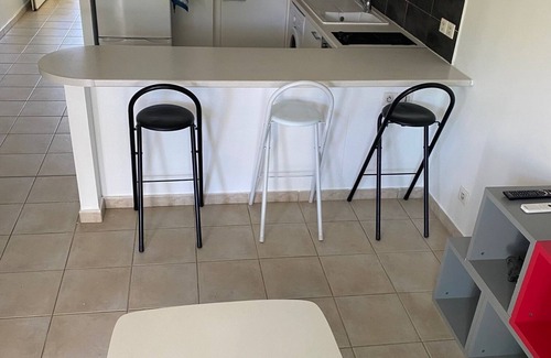 L'Autre-Bord Apartment | Beachfront Apartment Les Pieds Dans L'Eau with Pool Access