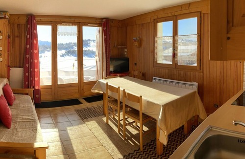 Les Saisies Apartment | Cozy Apartment Les Saisies with Spa & Breakfast for 5