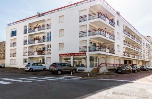 Pontaillac Apartment | Oceanfront Apartment Les Sternes: Family-Friendly Escape