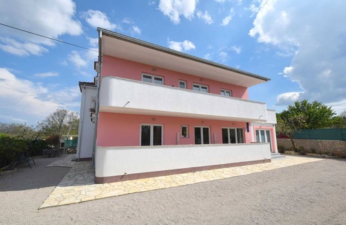 Rasopasno Apartment | Guest Rated Apartment Letizia: Family-Friendly with Kitchen