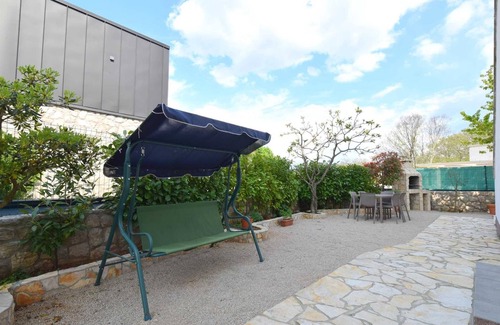 Rasopasno Apartment | Guest Rated Apartment Letizia: Family-Friendly with Kitchen