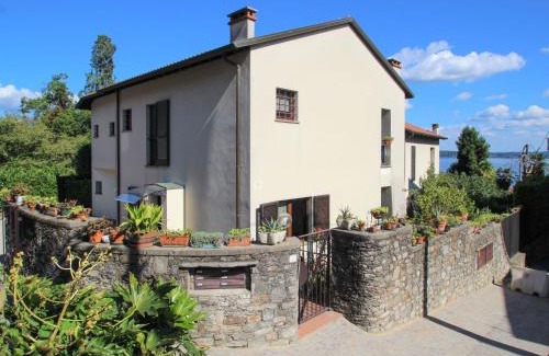 Belgirate Apartment | Cozy Oceanfront Apartment Lo Scoiattolo – Guest Rated 8/10