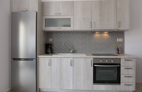 Kokinos Pirgos Apartment | Oceanfront Apartment in Kokkinos Pirgos with Beach Views