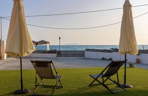 Kokinos Pirgos Apartment | Oceanfront Apartment in Kokkinos Pirgos with Beach Views
