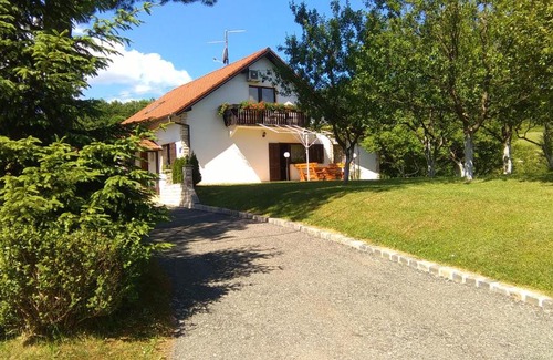Ostarski Stanovi Apartment | Guest Rated 10/10: Apartment Lorena with Family-Friendly Amenities