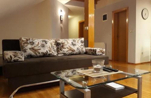 Ostarski Stanovi Apartment | Guest Rated 10/10: Apartment Lorena with Family-Friendly Amenities