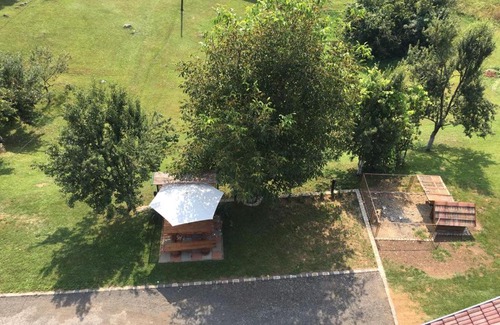 Ostarski Stanovi Apartment | Guest Rated 10/10: Apartment Lorena with Family-Friendly Amenities