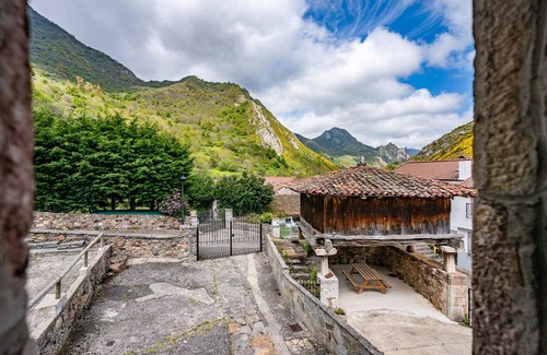 Caunedo House | Apartment 'Lorences A' with Mountain View